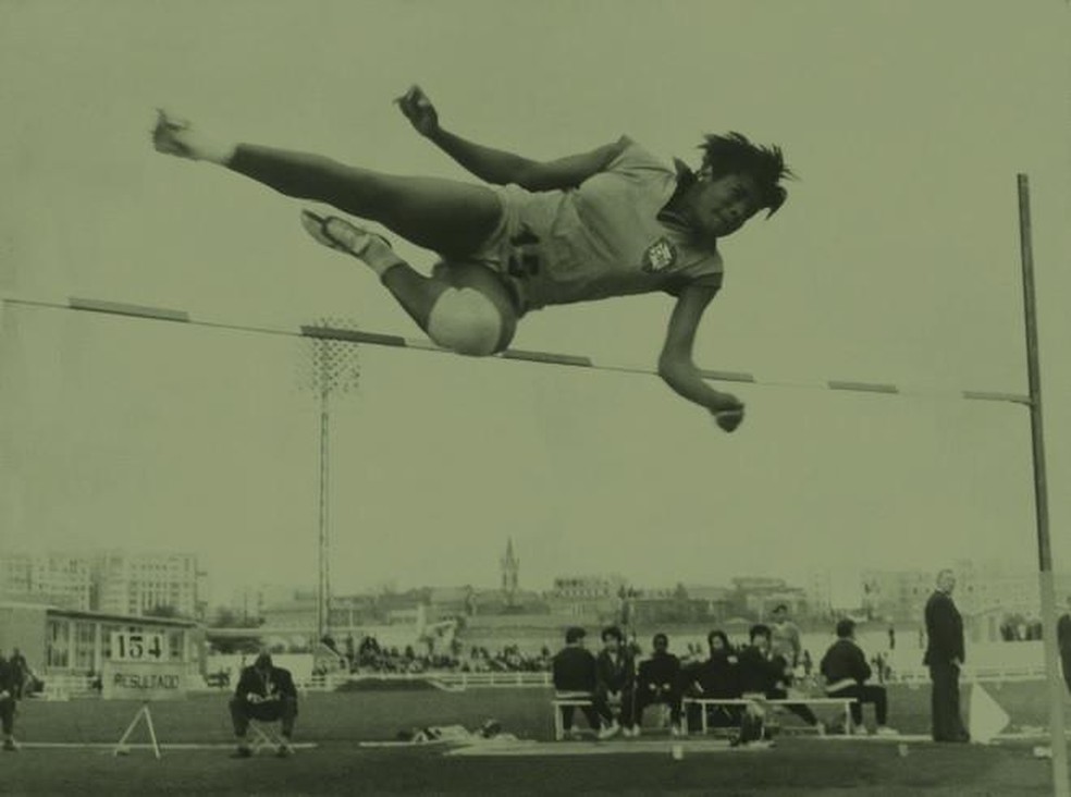 Aída dos Santos competindo nos Jogos Olímpicos de Tóquio, em 1964 — Foto: Reprodução/COB