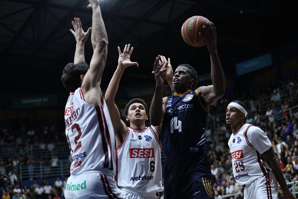 Georginho infiltra marcado por jogadores do Franca no jogo 4 da final — Foto: Willian Oliveira/Mogi Basquete
