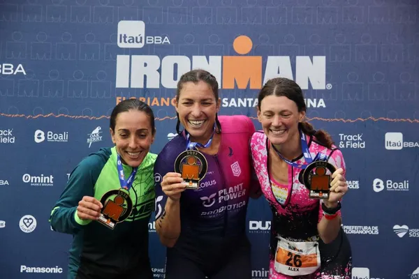 Pâmella Oliveira é bicampeã do Ironman Brasil em Florianópolis, sc