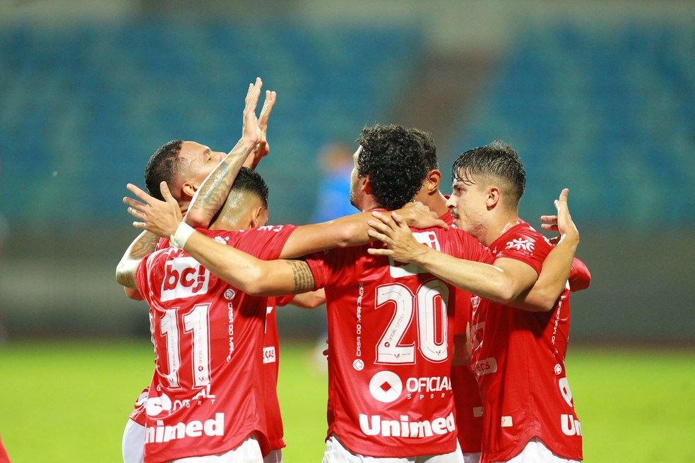 Jogadores do Vila Nova comemora classificação diante do Luverdense — Foto: Fábio Lima/O Popular