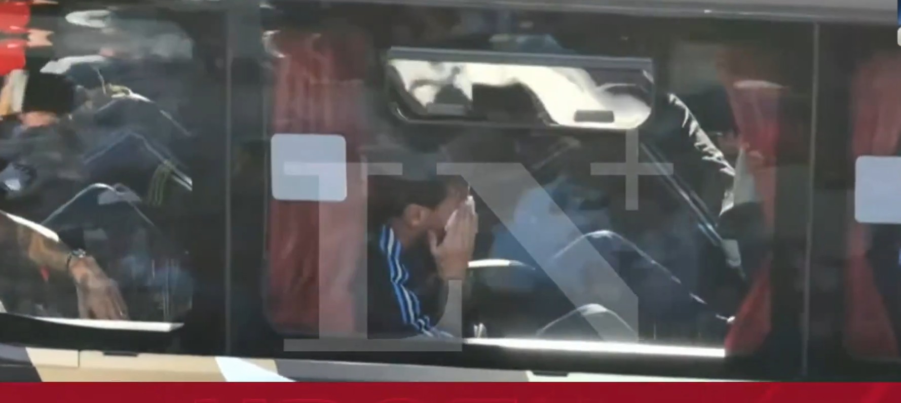 Messi chora muito na chegada ao Monumental, onde se despedirá da Argentina