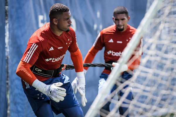 Cruzeiro dispensa terceiro goleiro de viajar para jogos; entenda decisão.