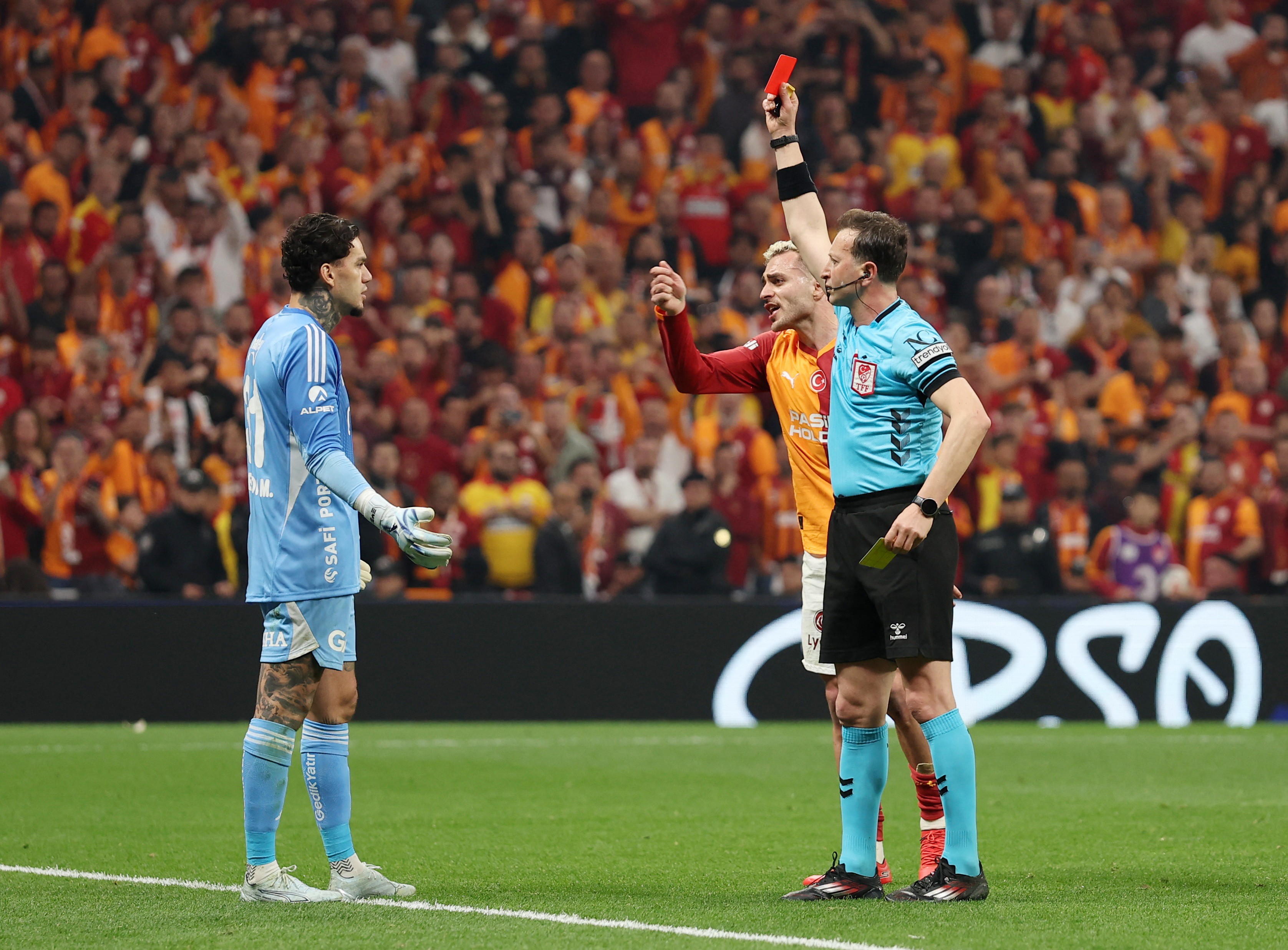 Ederson é expulso e dá soco em cabine do VAR em clássico Galatasaray x Fenerbahçe