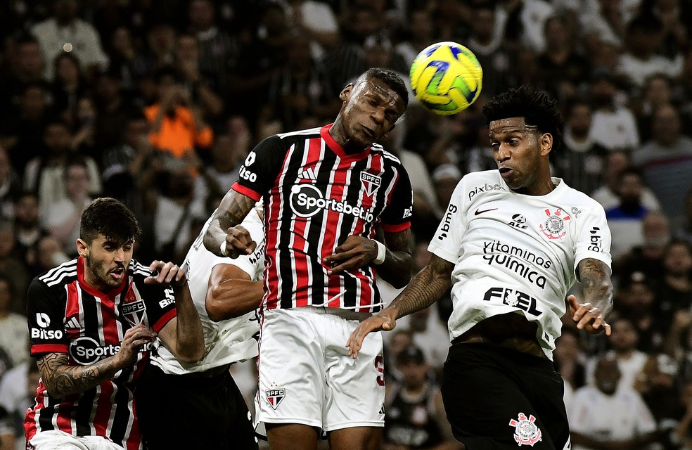 Arboleda divide com Gil em Corinthians x São Paulo — Foto: Marcos Ribolli / ge