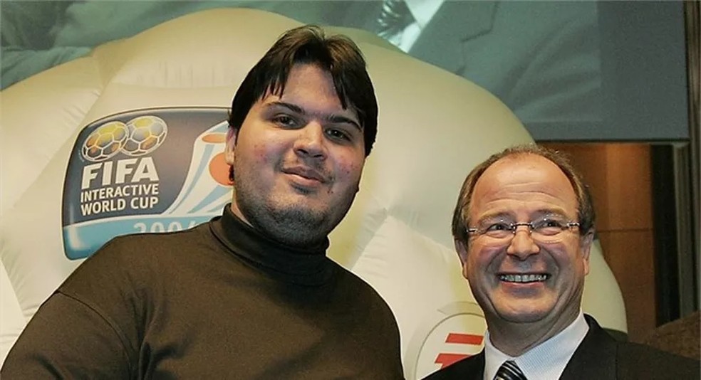 Thiago Carriço foi o primeiro campeão mundial de FIFA em 2004 — Foto: Divulgação / FIFA