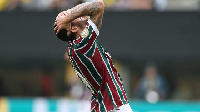 Everaldo se desespera após chance desperdiçada contra o Borussia Dortmund