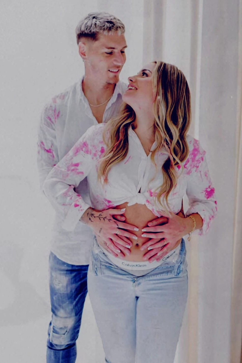 Varela ao lado de sua mulher, Paula, que está grávida — Foto: Reprodução