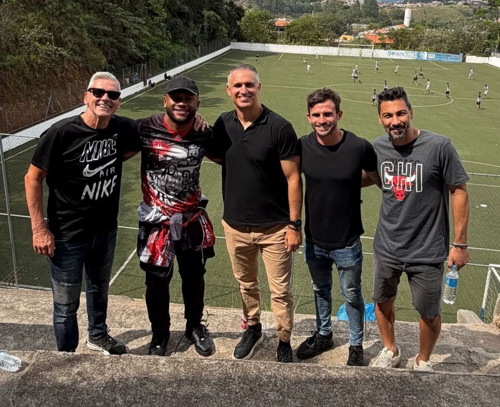 Luan ao lado da comissão técnica de Crespo em ação social