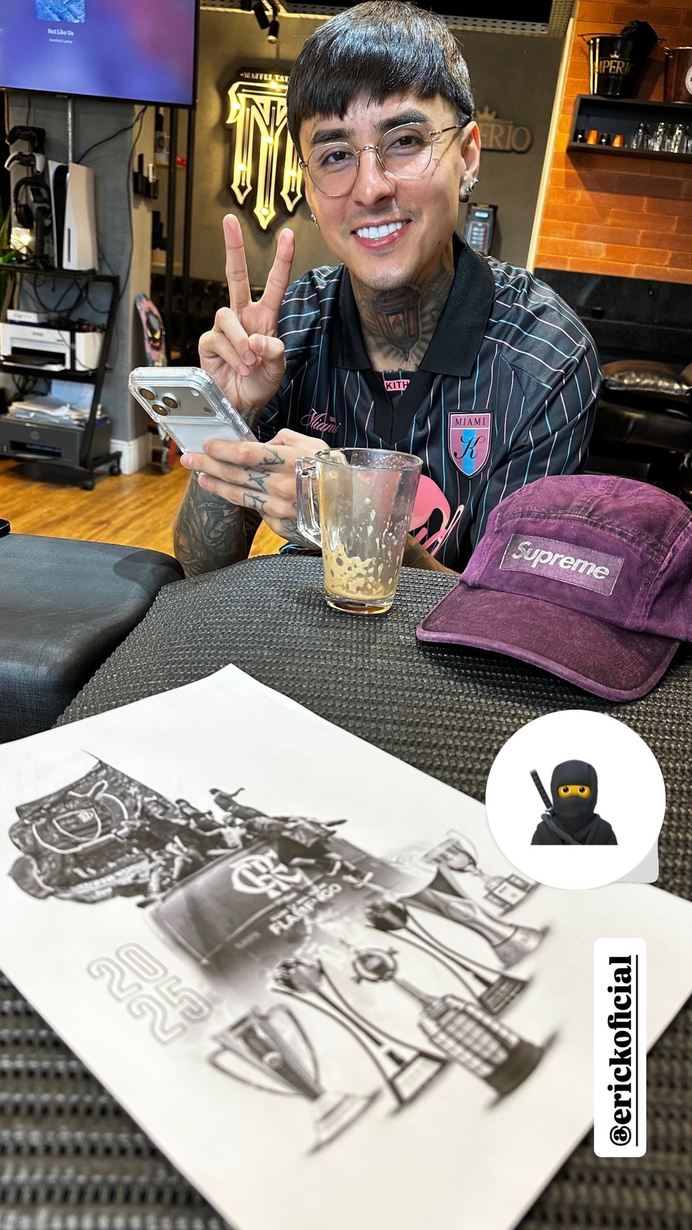 Pulgar tatua títulos pelo Flamengo em 2025 — Foto: Reprodução/Instagram