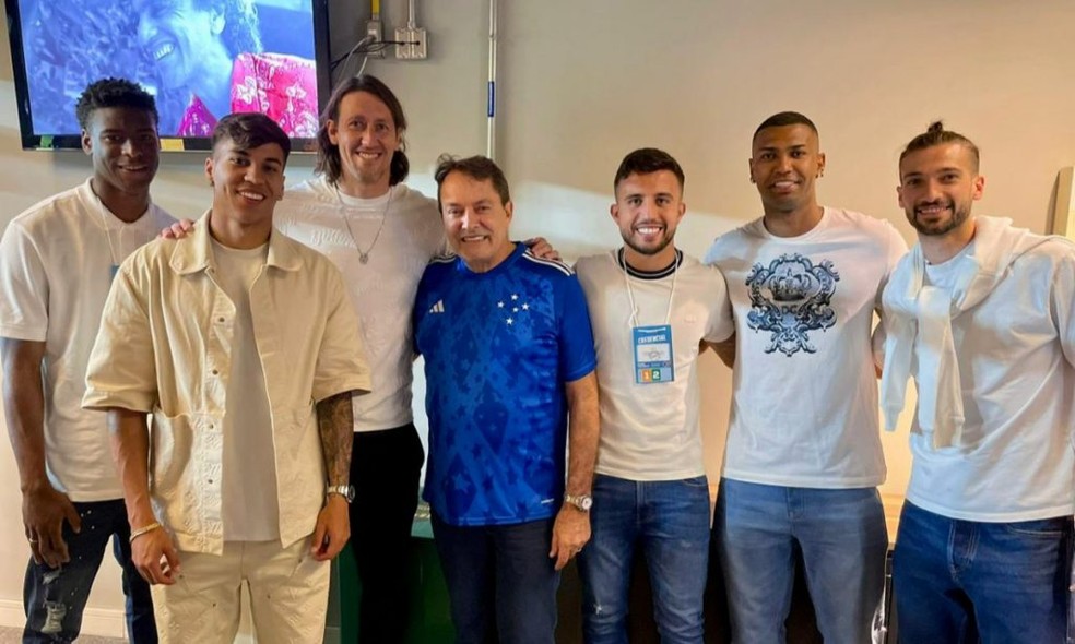 Pedro Lourenço com contratados do Cruzeiro — Foto: Divulgação/ Cruzeiro