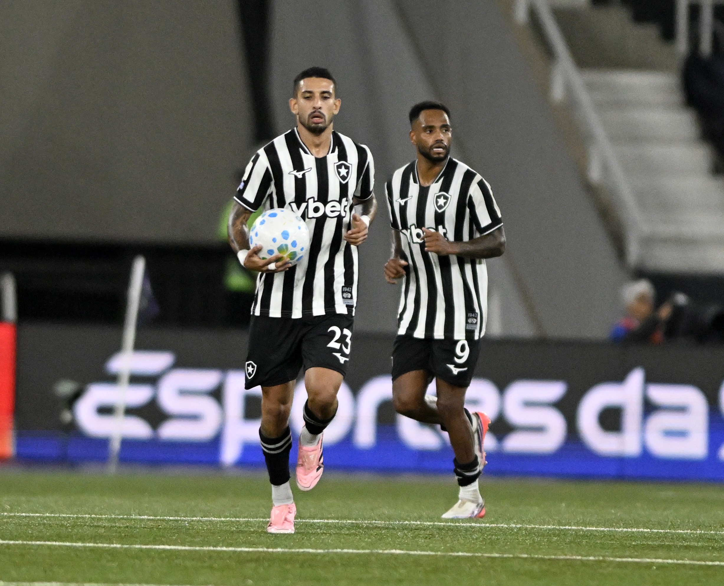 Santi volta a marcar e ganha sobrevida com troca de técnicos no Botafogo