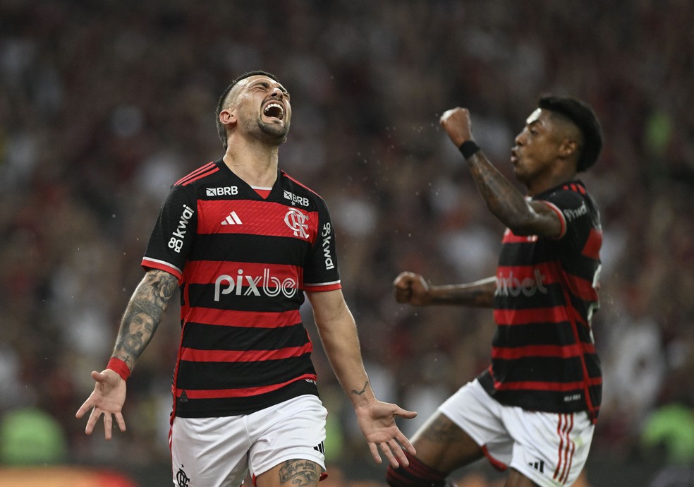 Arrascaeta e Bruno Henrique comemoram gol em Flamengo x Bahia