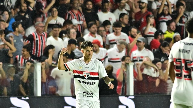 Ferreirinha comemora gol do São Paulo contra o Flamengo, pelo Brasileirão, na Vila Belmiro