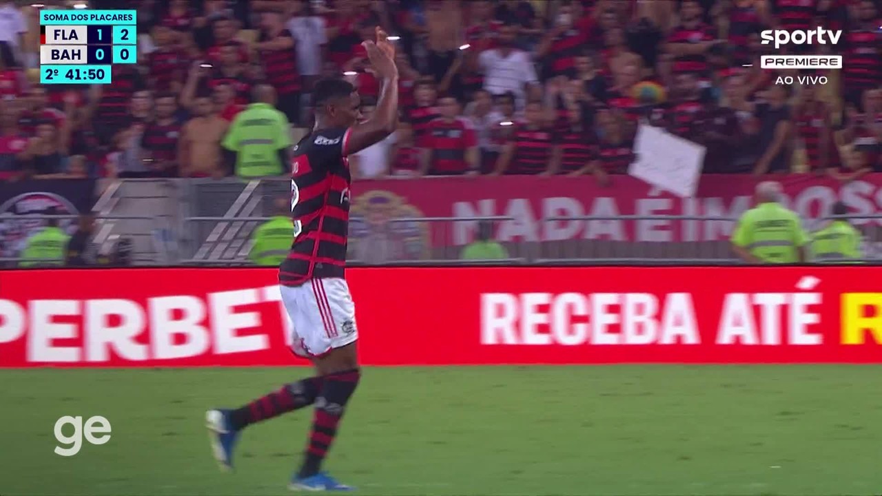 Evertton Araújo é ovacionado pelo Maracanã após boa atuação pelo Flamengo