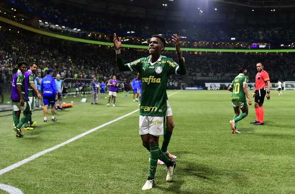 Estêvão se destaca como terceiro mais jovem a marcar gol pelo Palmeiras
