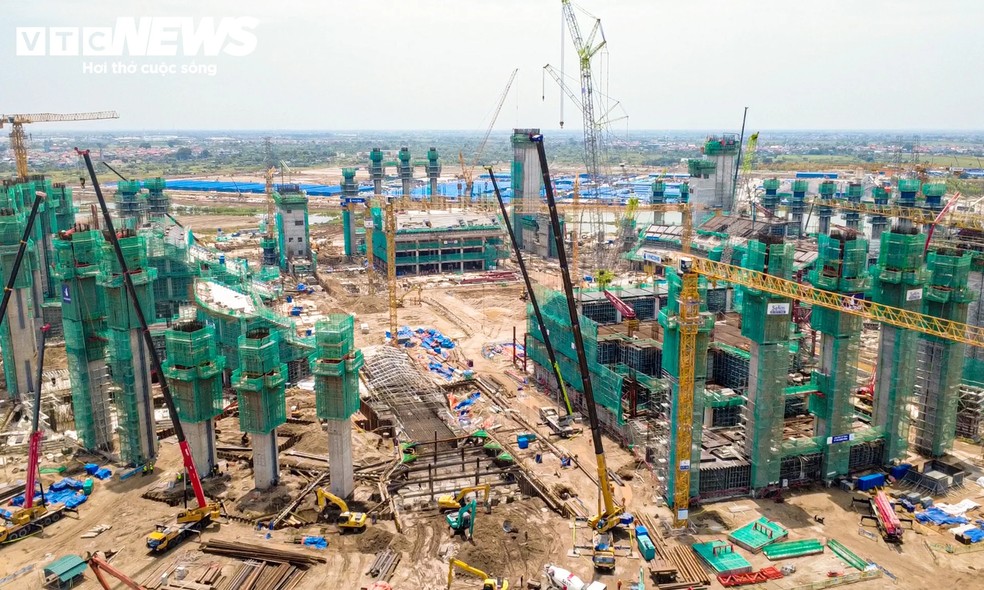 Confira imagens das obras no estádio VinFast Stadium, no Vietnã — Foto: VTC News