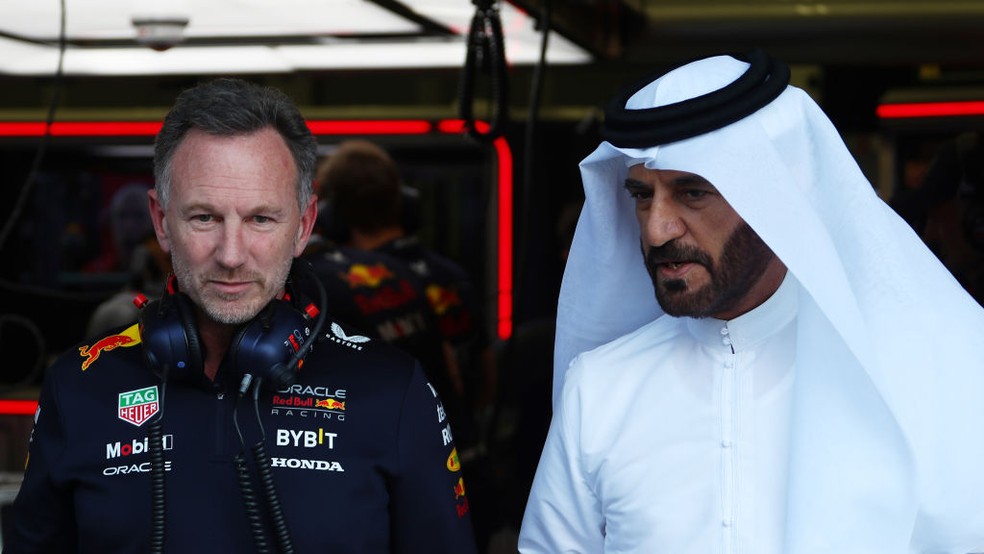 Chefe da RBR e presidente da FIA, Christian Horner e Mohammed ben Sulayem conversam antes da classificação para o o GP do Bahreind e F1 2024 — Foto: Peter Fox - Formula 1/Formula 1 via Getty Images