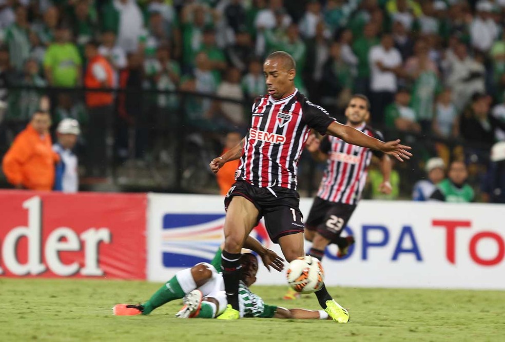 Ademilson em ação pelo São Paulo em jogo da Libertadores  — Foto: Rubens Chiri / saopaulofc.net