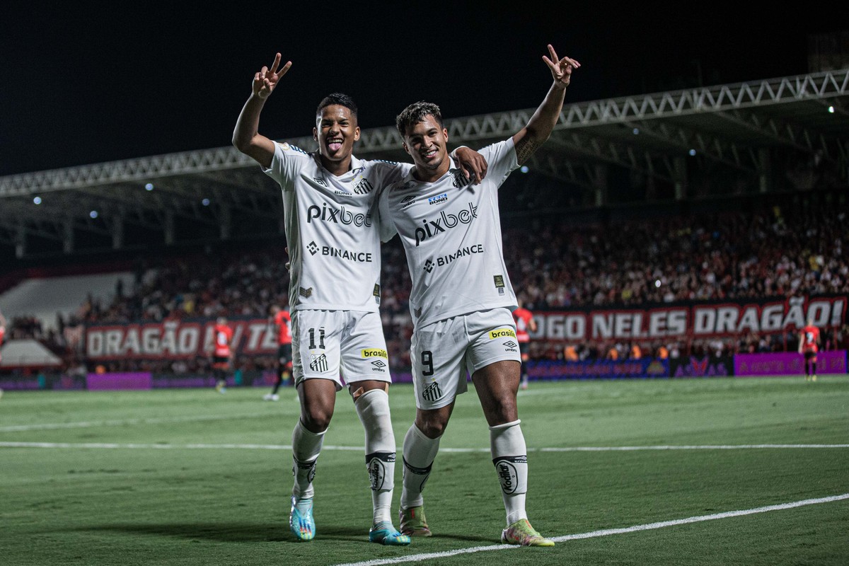 Angulo comemora adaptação 'fácil' no Santos e sonha com Copa do Mundo
