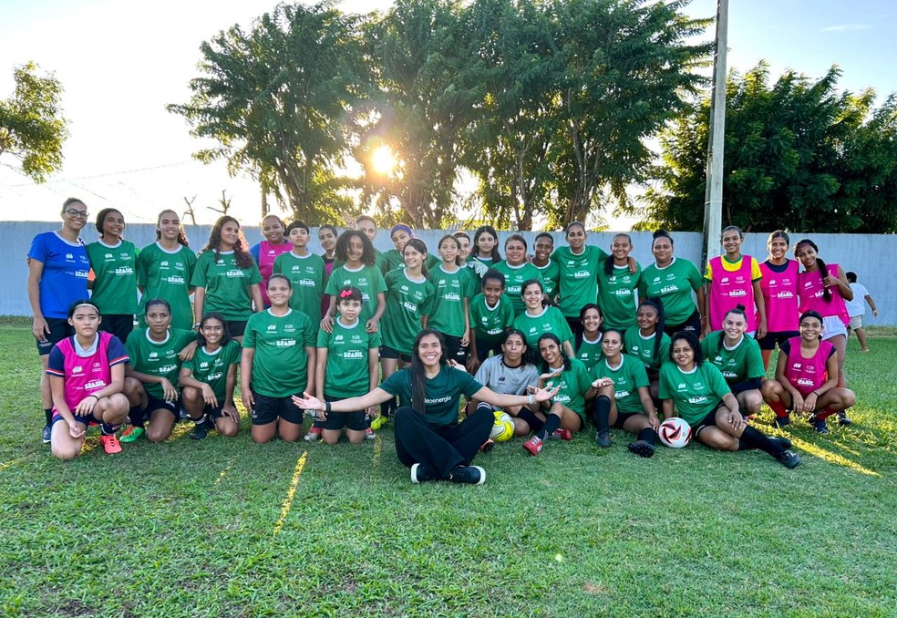 Antonia Silva, da Seleção Brasileira e do Real Madrid, visitou jovens jogadoras de futebol em projeto em natal — Foto: Divulgação