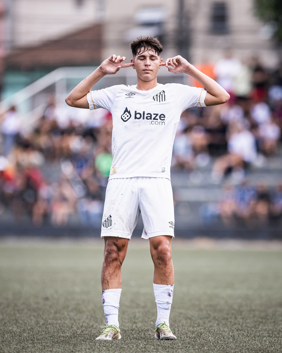 Benício Posse, o Beni, comemora na partida entre Santos e São Bernardo — Foto: Abner Dourado