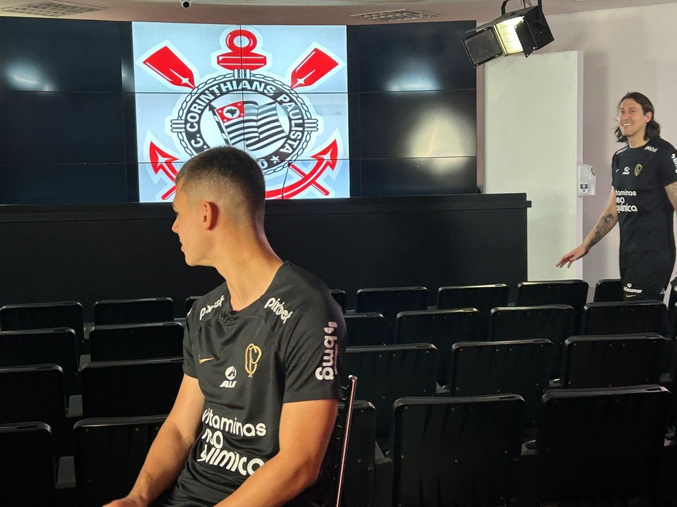 Cássio, ao fundo, durante entrevista de Moscardo ao ge — Foto: Marcelo Braga