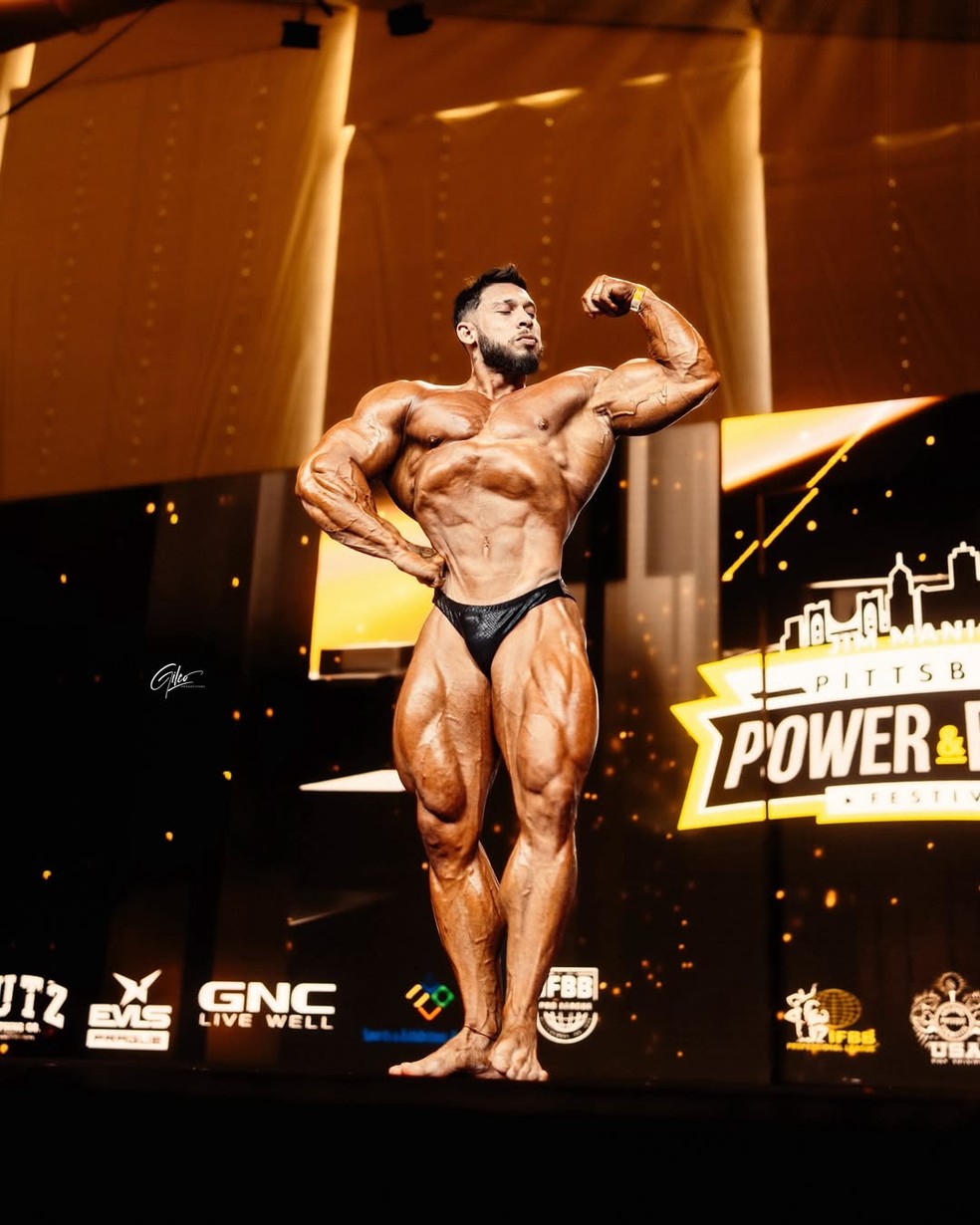 Ramon Dino durante apresentação de guest posing no Pittsburgh Pro — Foto: Gilco Productions/Instagram