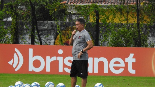 Evaristo Piza aposta em jogo aberto para o Botafogo-PB e elogia artilheiro do Athletic