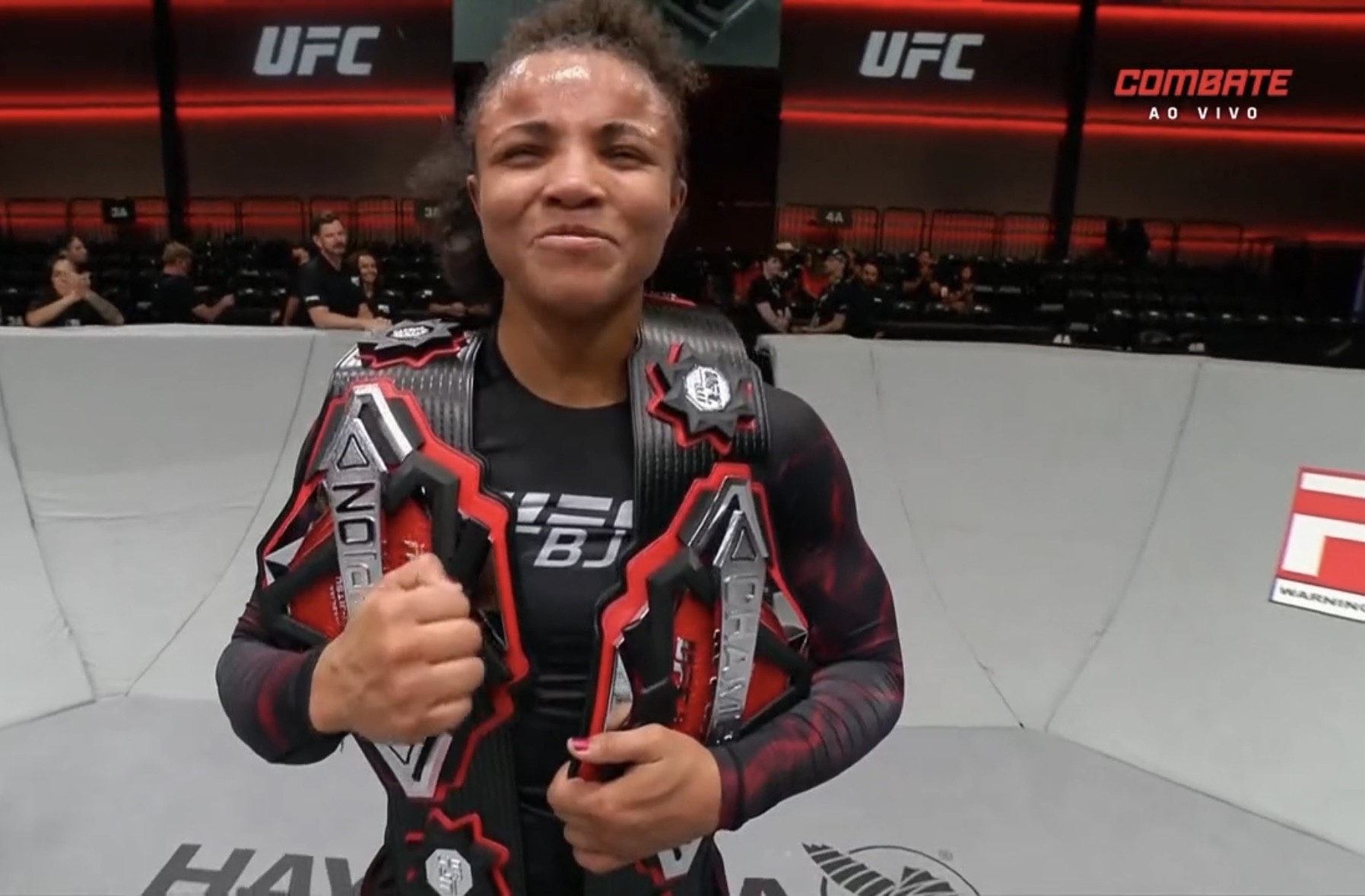 Cássia Moura e Renato Canuto vencem e conquistam cinturões do UFC BJJ