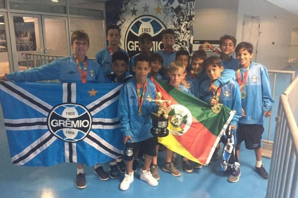 Alysson (com o troféu na mão) e o time sub-11 campeão da Go Cup, em 2017 — Foto: José Alberto Andrade / Agência RBS