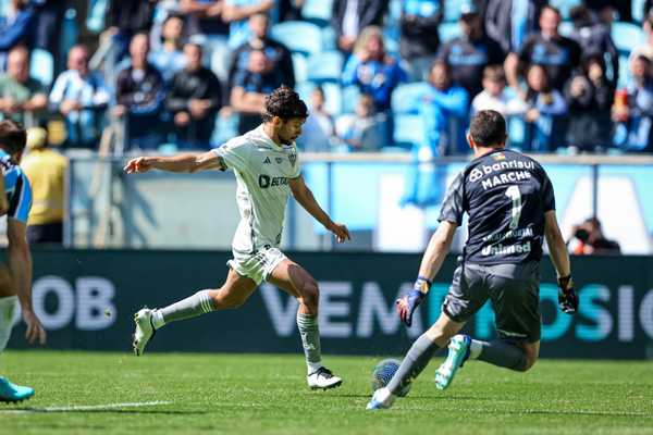 Grêmio sofre virada frustrante no retorno à Arena em segundo tempo