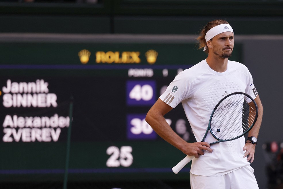 Alexander Zverev é superado por Jannik Sinner em Wimbledon — Foto: Reuters