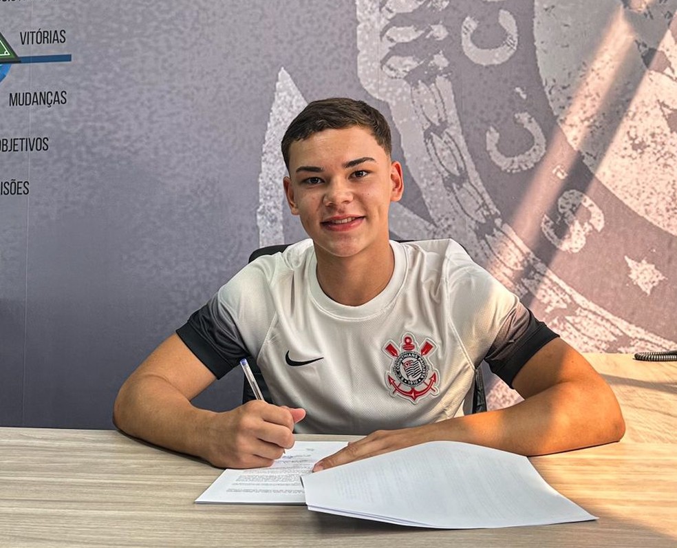 Miguel Moscardo, irmão de Gabriel Moscardo, assina contrato de formação com o Corinthians — Foto: Divulgação