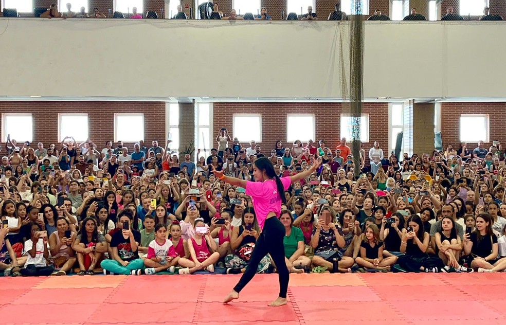Júlia Soares apresenta seu famoso solo em evento no interior de São Paulo — Foto: Bárbara Bruno