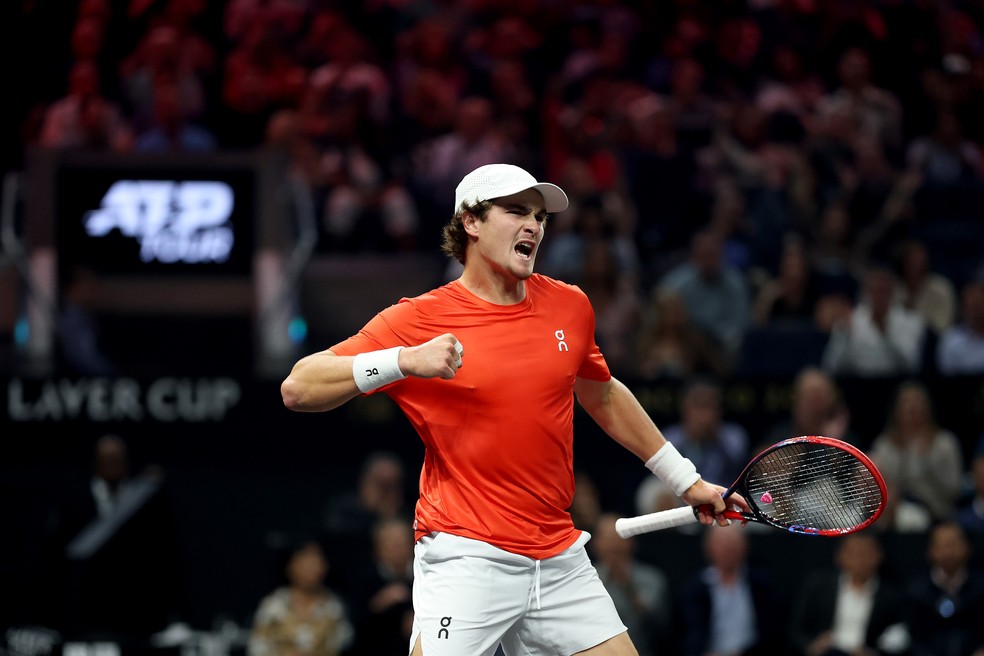 João Fonseca comemora ponto na Laver Cup — Foto: Ezra Shaw/Getty Images for Laver Cup