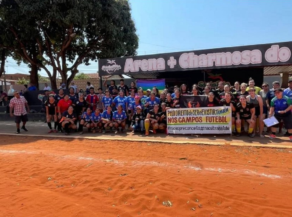 Manifestação contra preconceito em campo de futebol amador — Foto: Divulgação