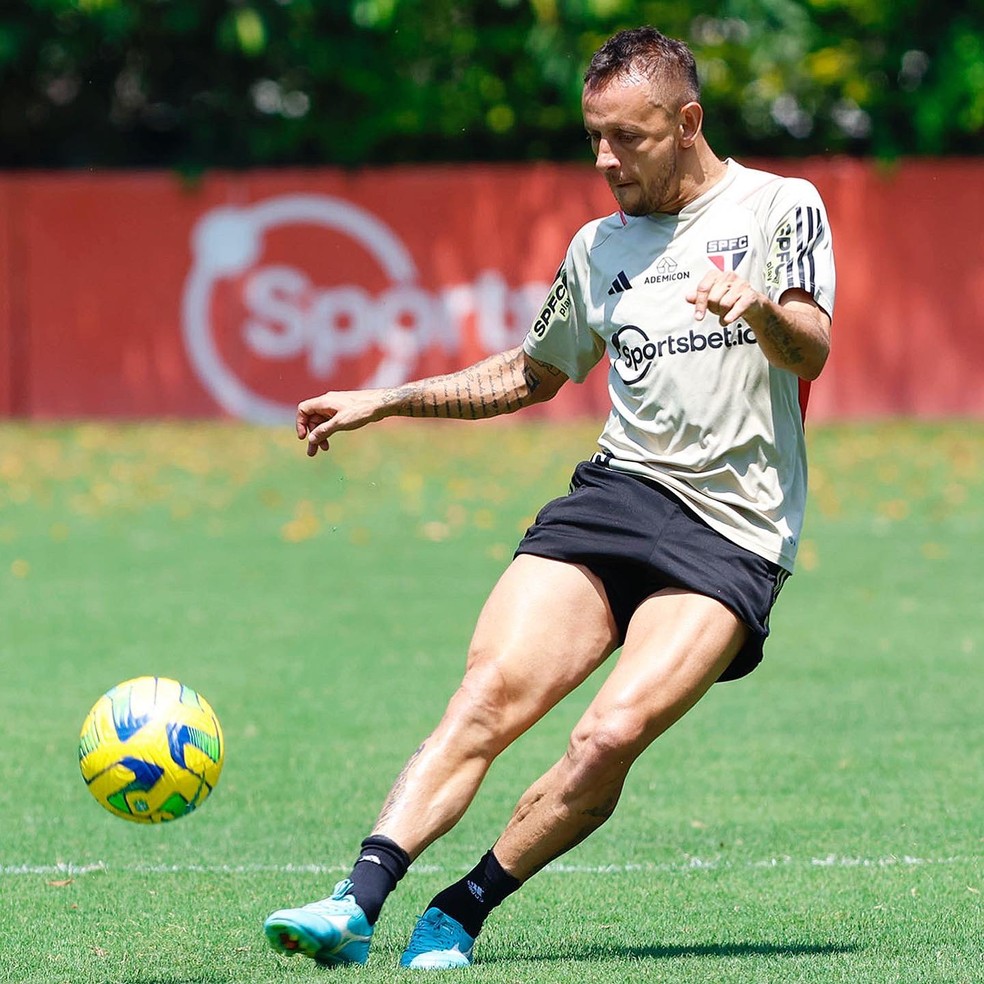Rafinha pode levantar a taça como capitão do São Paulo — Foto: Rubens Chiri/saopaulofc