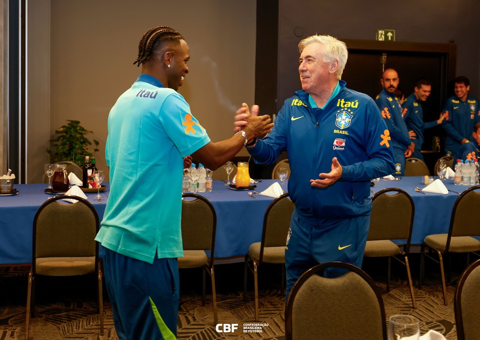 Carlo Ancelotti cumprimenta Vini Jr. na chegada ao hotel em S&atilde;o Paulo &mdash; Foto: Rafael Ribeiro/CBF