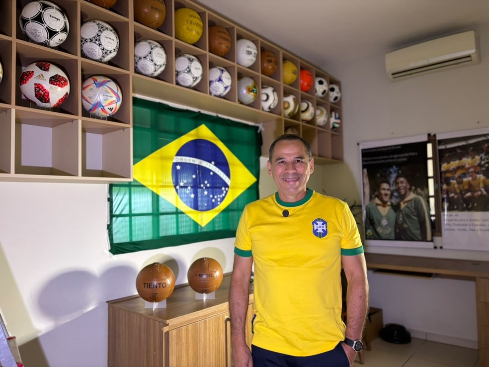 Wilson em sua casa com parte da coleção de bolas da Copa do Mundo