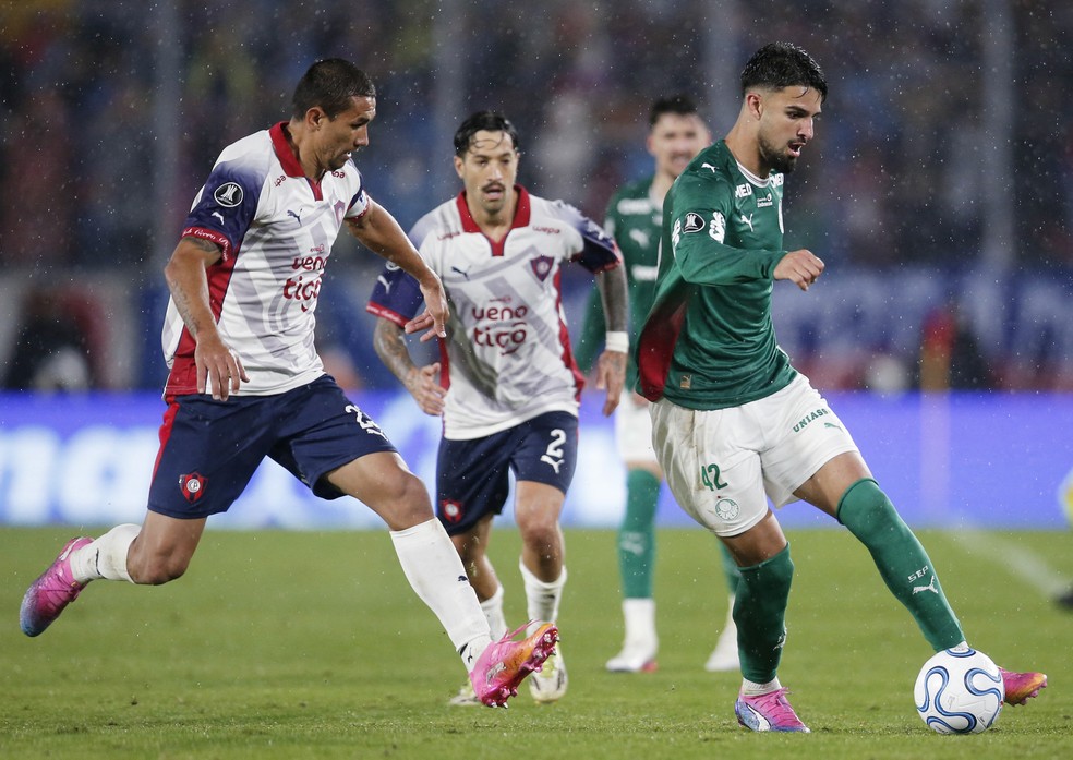 Flaco López em Cerro Porteño x Palmeiras — Foto: REUTERS/Cesar Olmedo