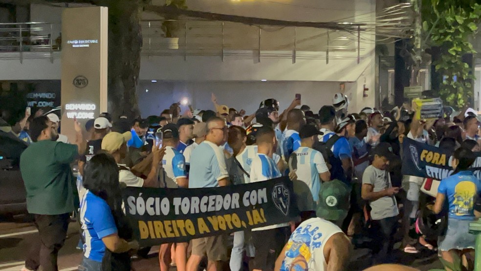 Torcedores do Paysandu protestam contra a diretoria do clube.