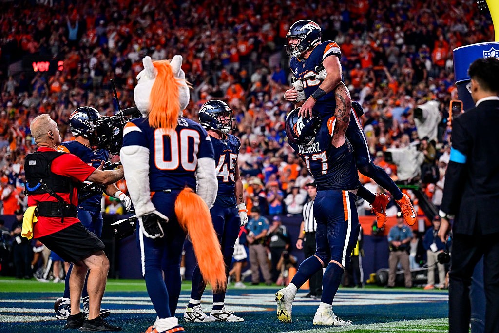 Broncos conseguem virada no último minuto e batem Rams na NFL