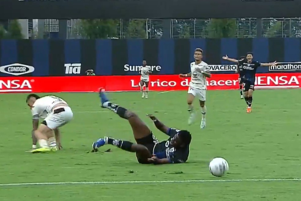Entrada dura de Brian Negro, do Mushuc Runa, gera confusão e fratura de Jean Arroyo, do Del Valle — Foto: Reprodução/Zapping Sports