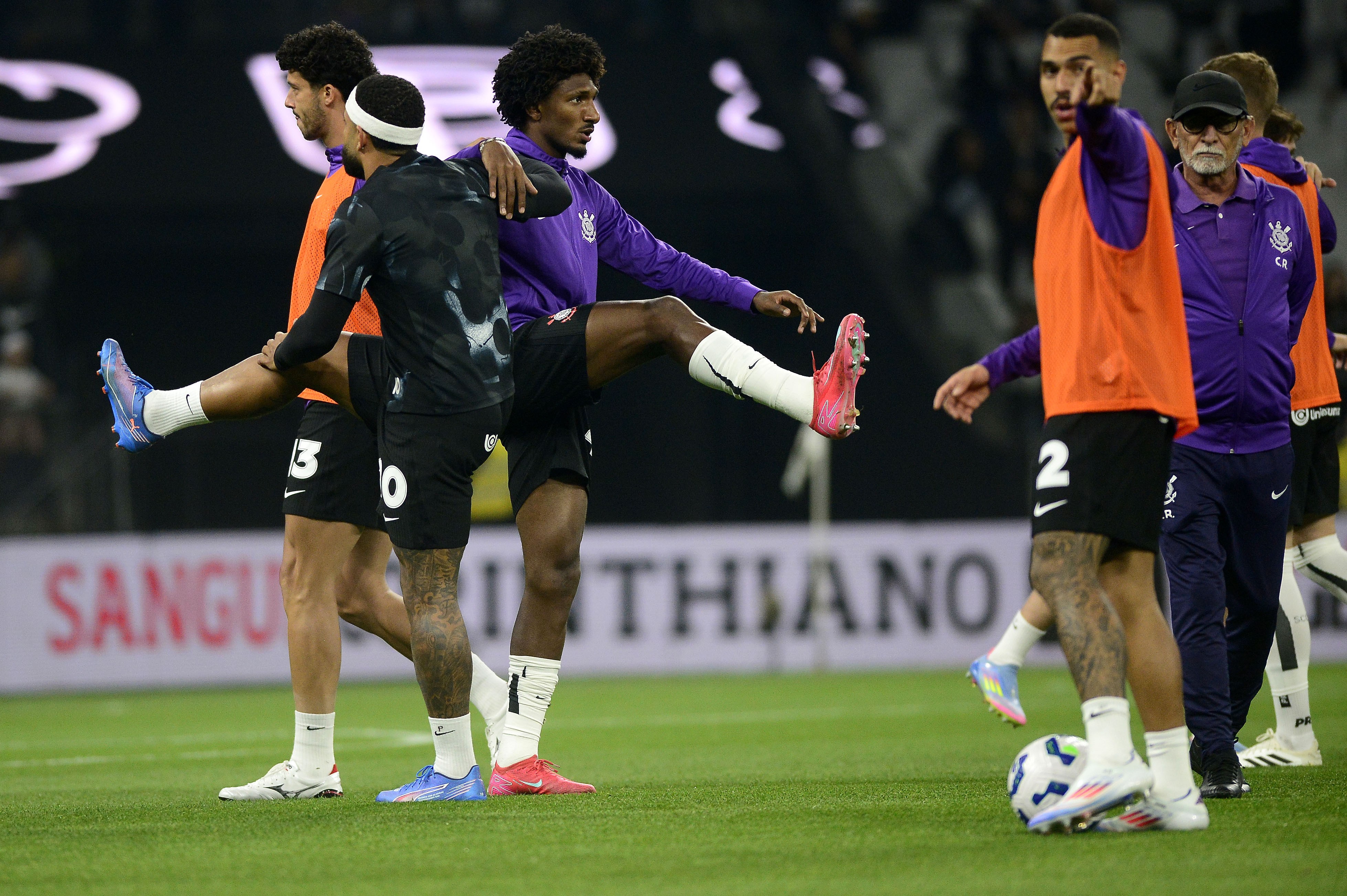 Bastidores: Corinthians ajusta postura após cobrança intensa em clássico crucial.