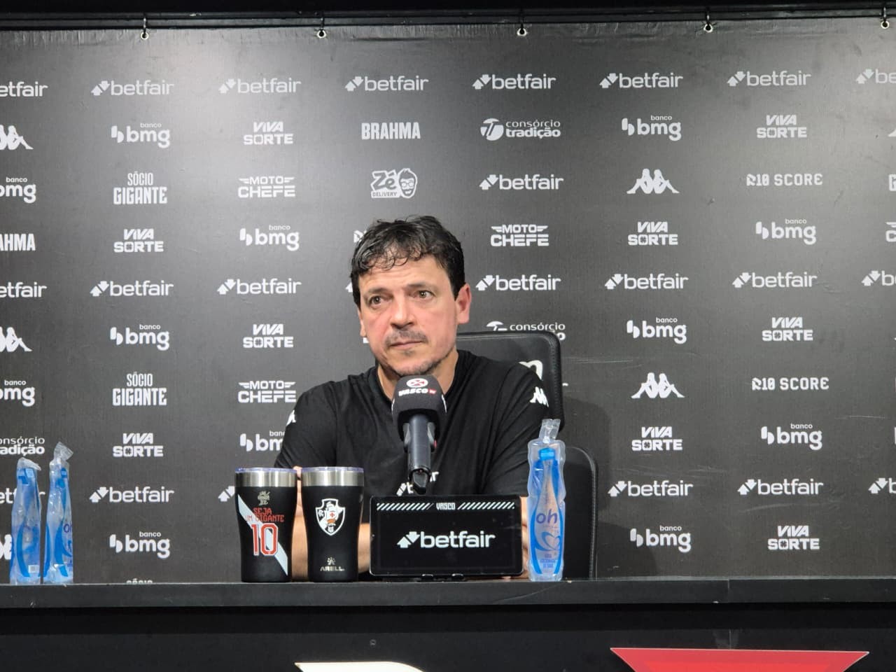 Diniz diz que futebol é um jogo de erro e cita frustração por empate do Vasco: 
