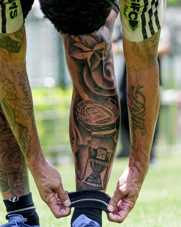 Alan Franco, do São Paulo, tatua estádio do Morumbi na perna; veja imagem