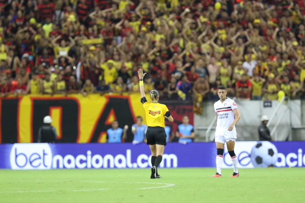 Deborah Cecília anula gol do Sport por impedimento — Foto: Aldo Carneiro/Pernambuco Press