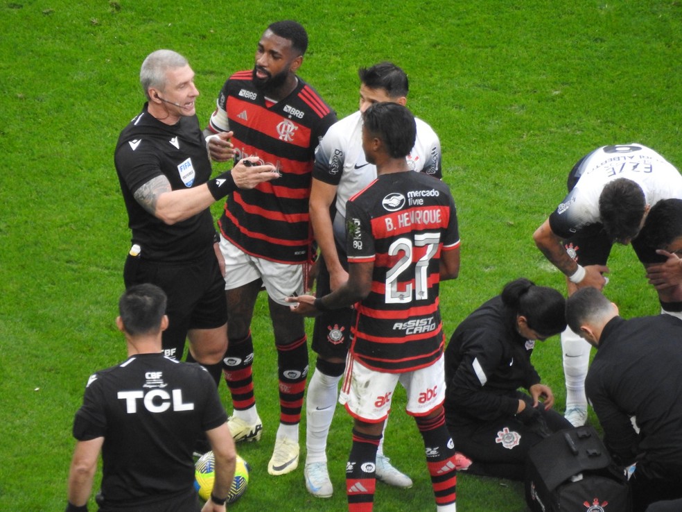 Anderson Daronco, Bruno Henrique, Gerson, Romero - confusão em Corinthians x Flamengo pela Copa do Brasil — Foto: Fred Gomes