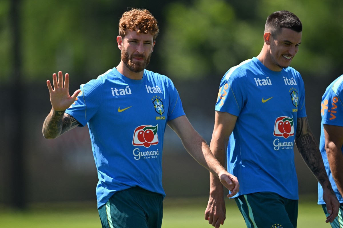 Cobiçado após Seleção, Léo Pereira volta nesta quinta ao Flamengo, que debate valorização