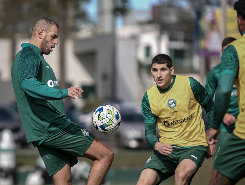 Slimani deve ser novidade no ataque Alviverde.  — Foto: Gabriel Thá/ Coritiba